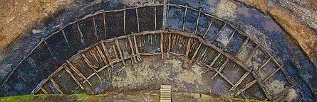 Luftaufnahme des Heidenwalls Luftbild des ausgegrabenen Walles, Reihen von kreisförmig angelegten Holzkonstruktionen, die die Größe der Anlage verdeutlichen