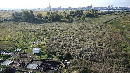 Hexakopter-Aufnahme der Grabung Luftbild zeigt die Lage der Grabung, im Hintergrund sieht man Rostock