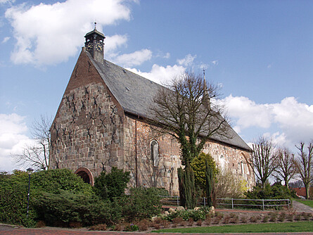 St. Cosmas und Damian Kirche in Bockhorn foto einer aus Findlingsquadern erbauten Kirche